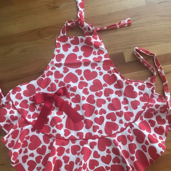 Jessie Steele Bib Red and white Heart Apron. 4 on hand - Picture 2 of 2